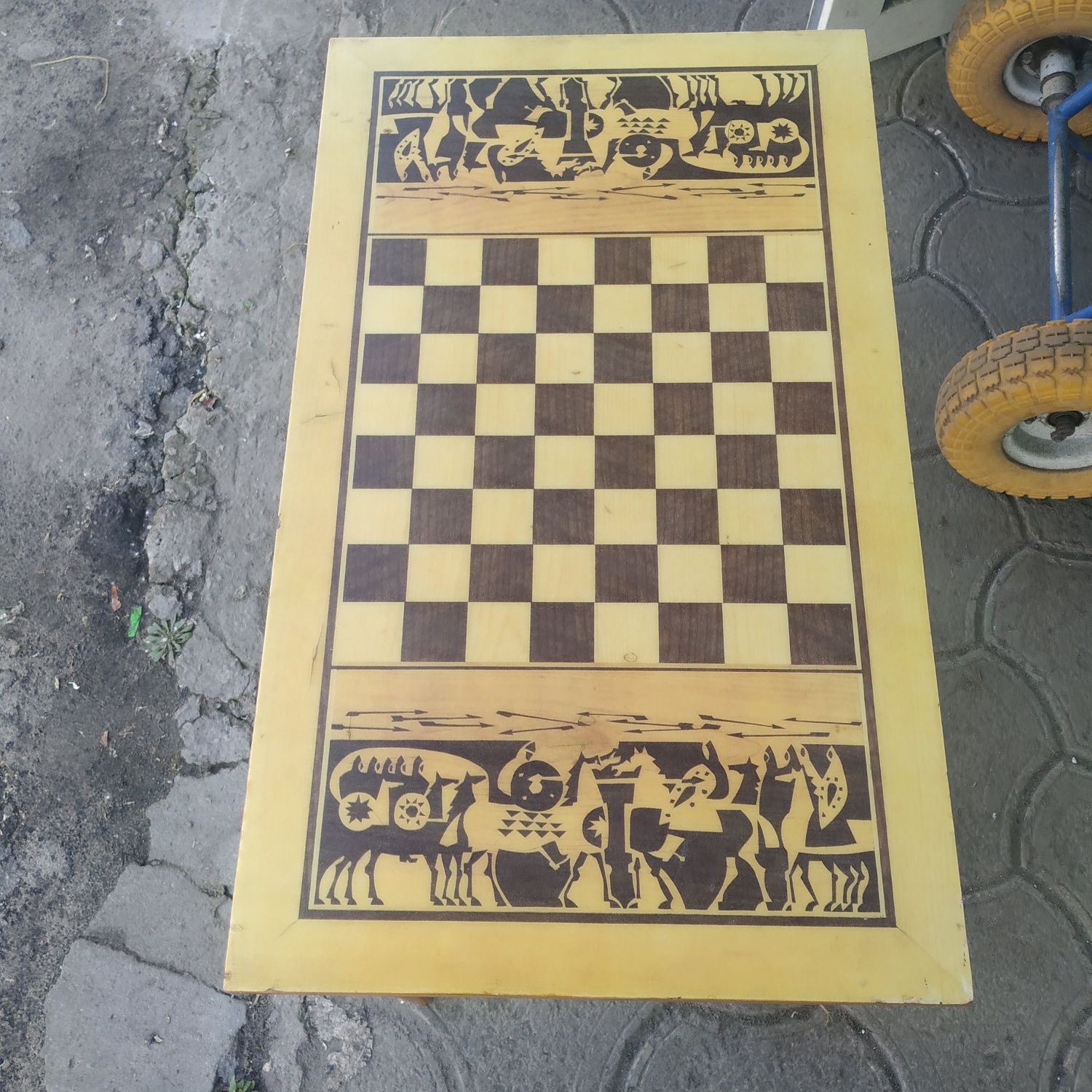 Винтажный стол для игры в шахматы