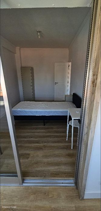 806813 - Quarto com cama de solteiro em...