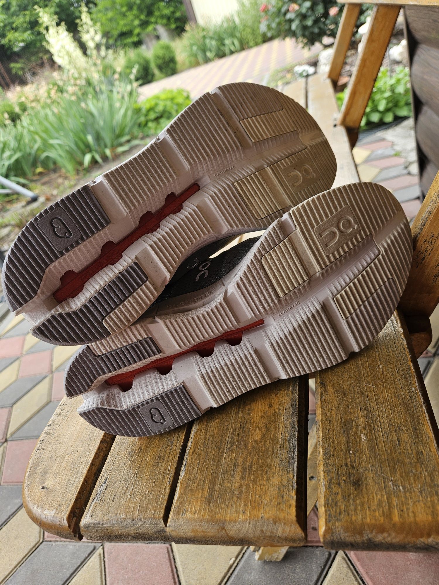 КросівкиON CLOUD Swiss Engineering CLOUDTEC WOMENS
