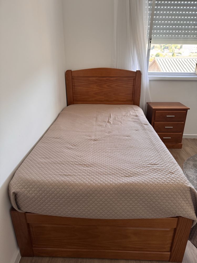 Vendo cama de solteiro + colchão + mesa de cabeceira
