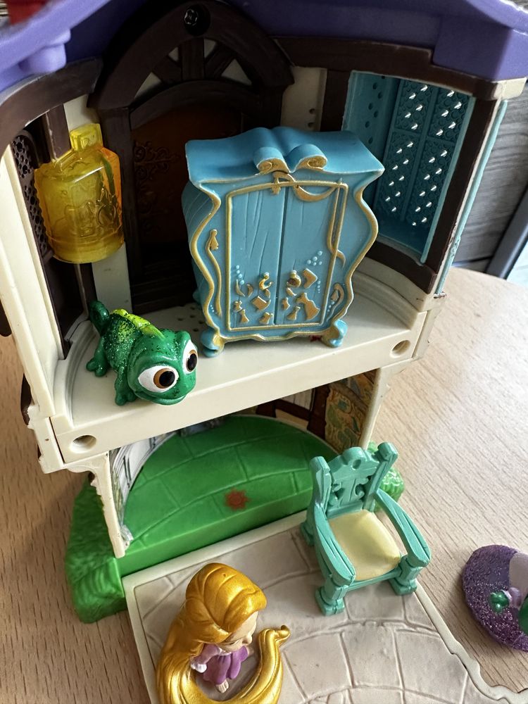 Disney store wieża Roszpunki zamek domek animators figurki maximus pas