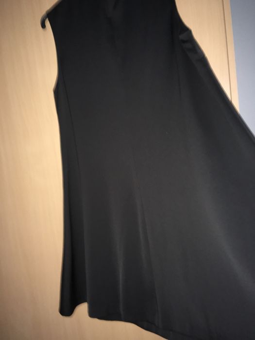 Czarna sukienka z białym ozdobnym kołnierzykiem