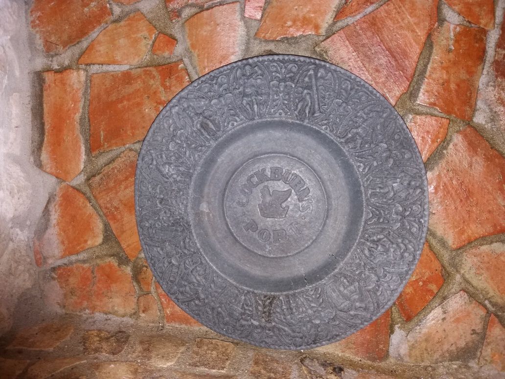 Duas Peças  antigas em estanho: Prato" Cockburns Port"  e  caneca .
