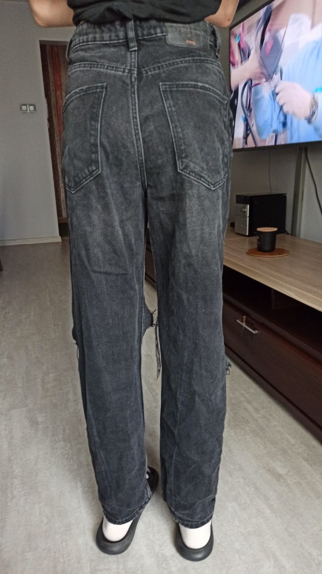 Sinsay MOM FIT 34. czarne spodnie z dziurami