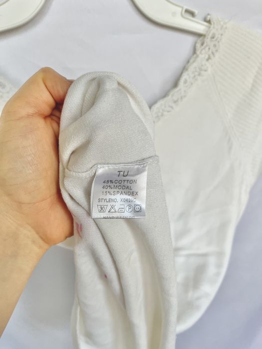 Biała Dzianinowa bluzka z koronką i szydełkowymi kwiatami TU