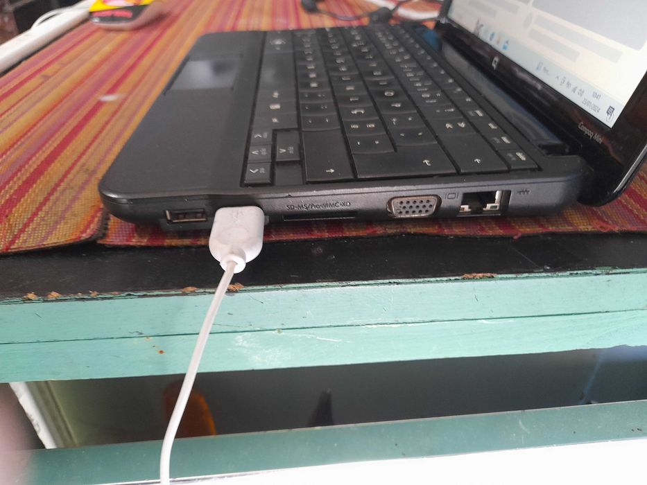 portatil compaq mini 110, equipamento com alguns anos.