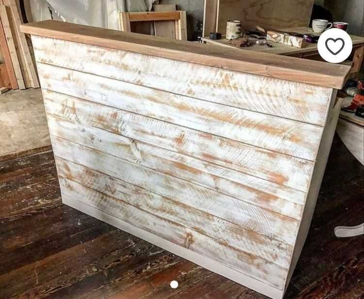 Drewniana recepcja, lada, bar