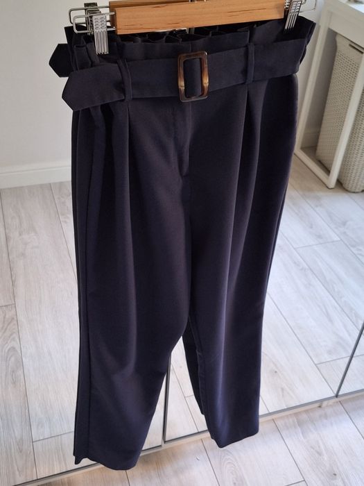 granatowe spodnie eleganckie chinosy w gumkę z paskiem