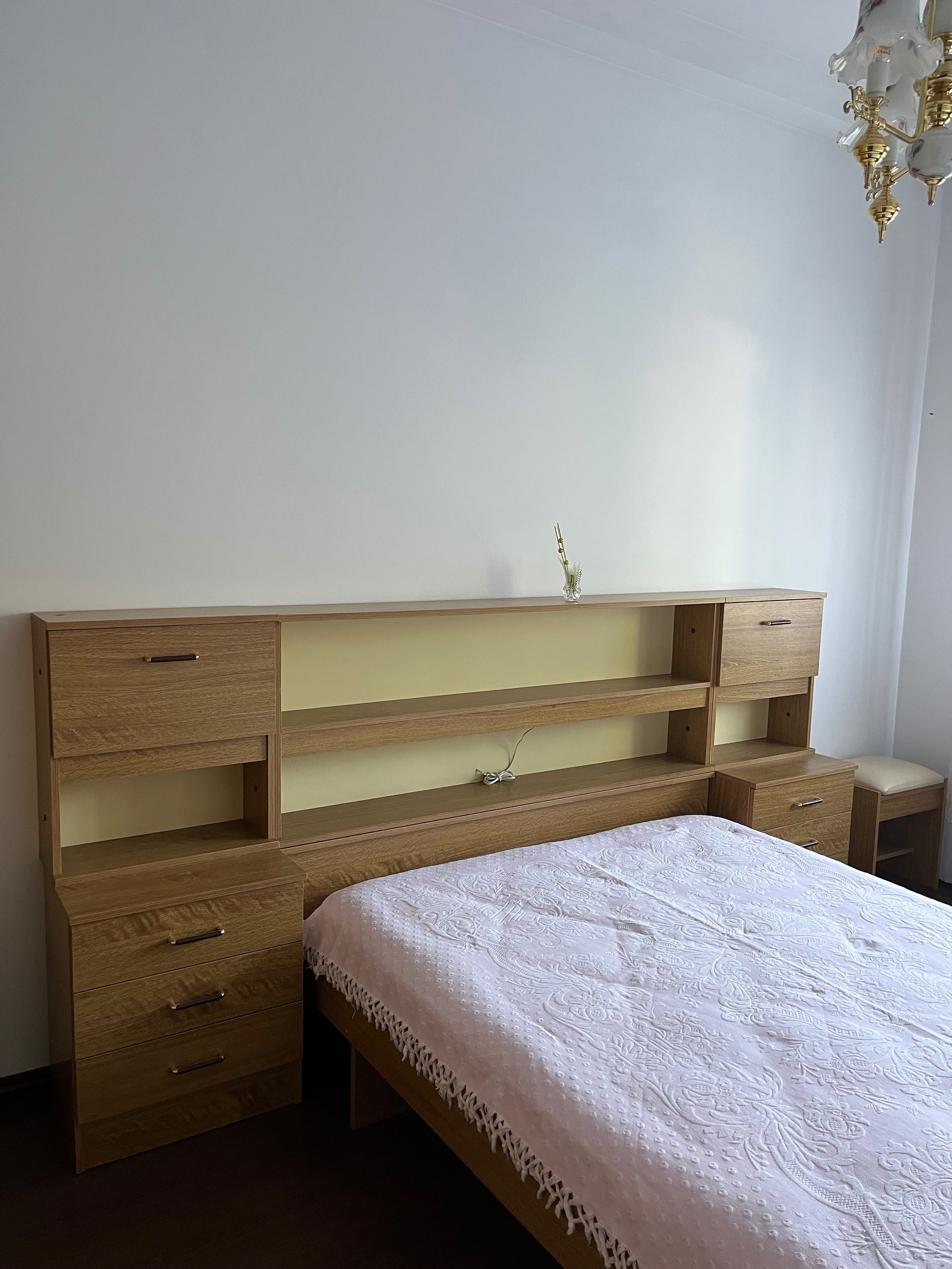 Quarto completo em madeira clara