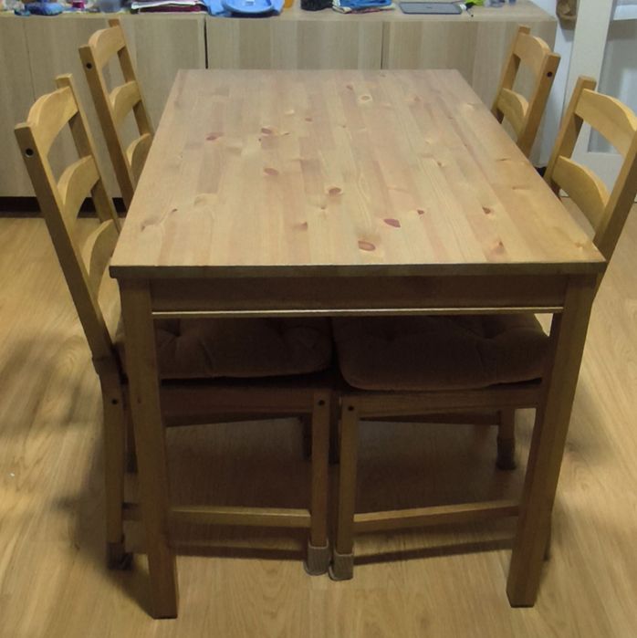 Mesa e 4 cadeiras (IKEA)