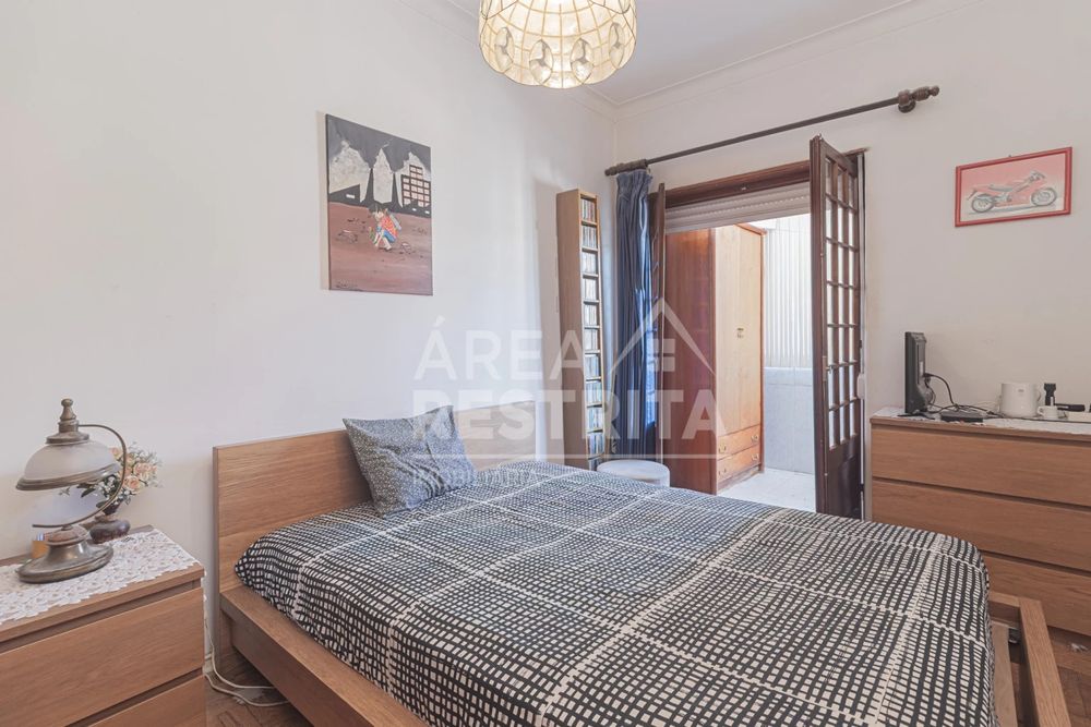Apartamento T4 transformado em T3 no Laranjeiro