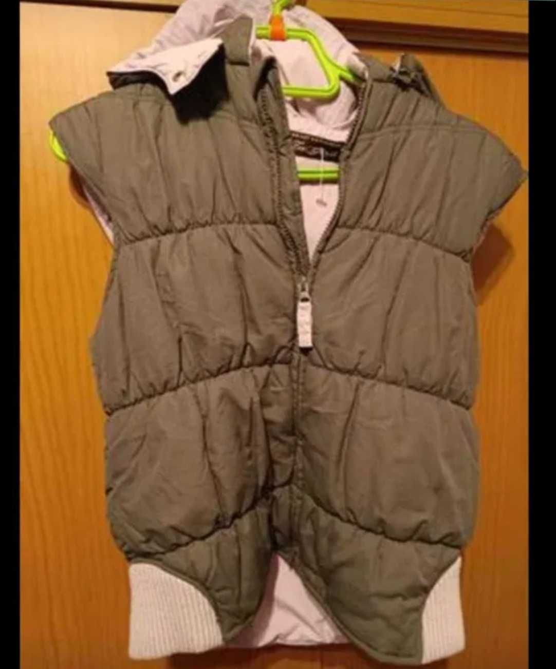 Colete de menina forrado com capuz