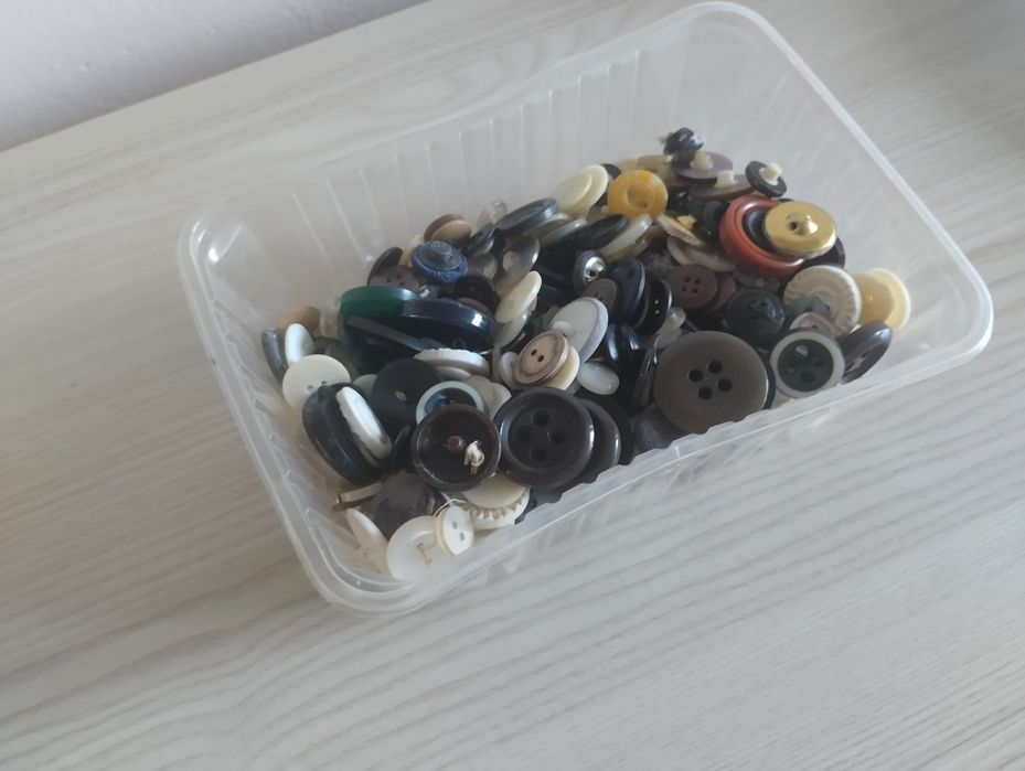 Guziki stare PRL, różne rodzaje pudełko z guzikami