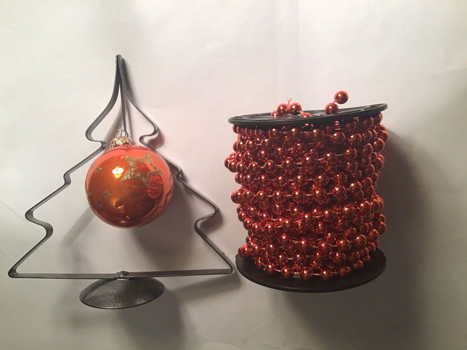 Zestaw 4 bombki czerwone ,matowe + ozdoba stojąca + łańcuch z koralik.