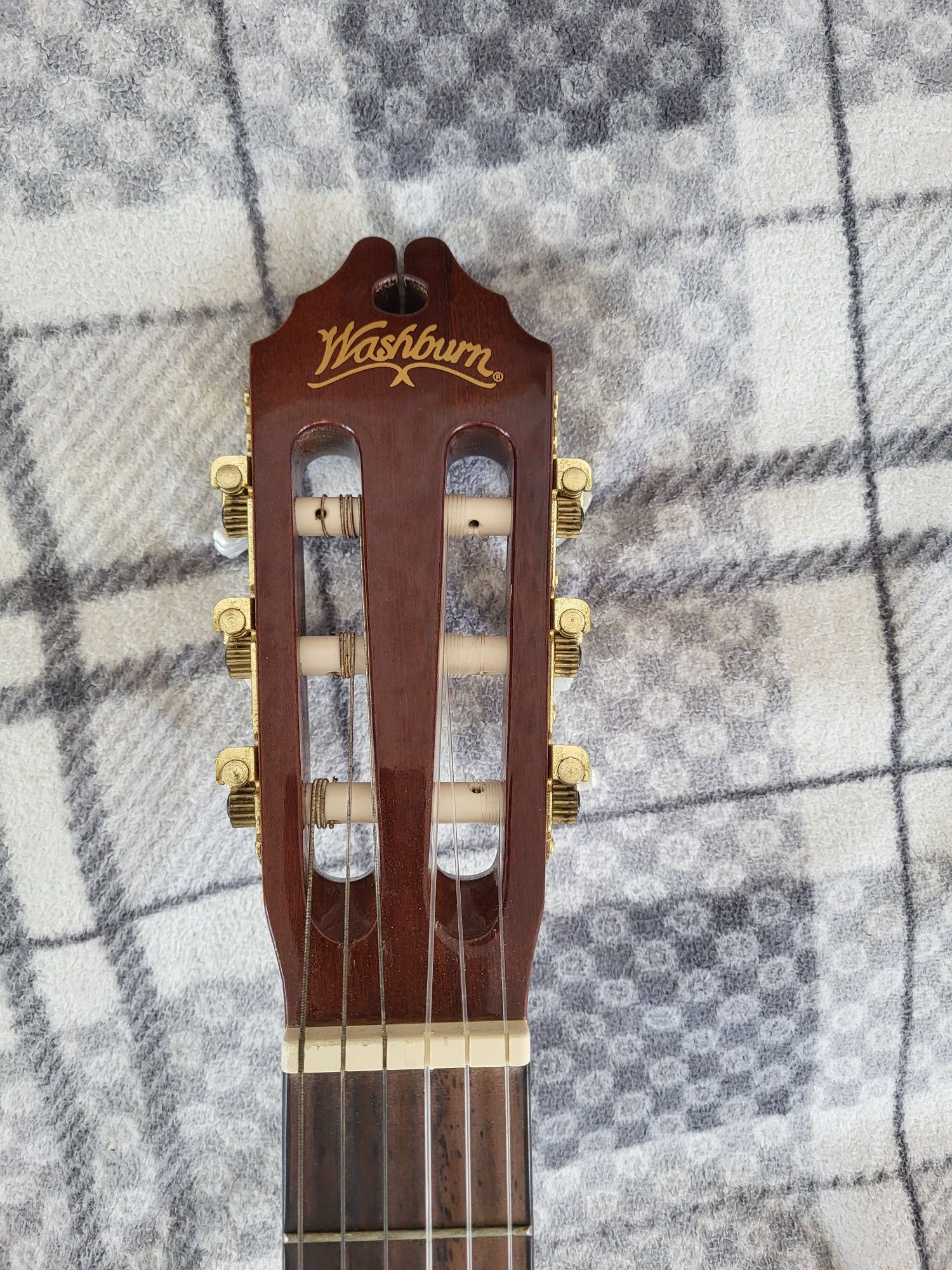 Продам классическую гитару