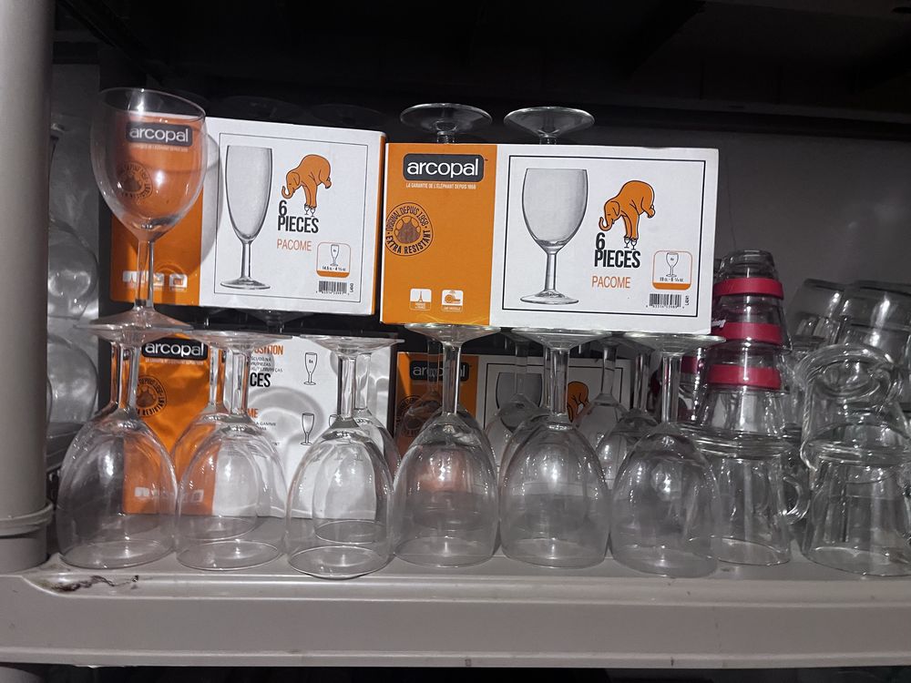 Copos de vidro diversificados