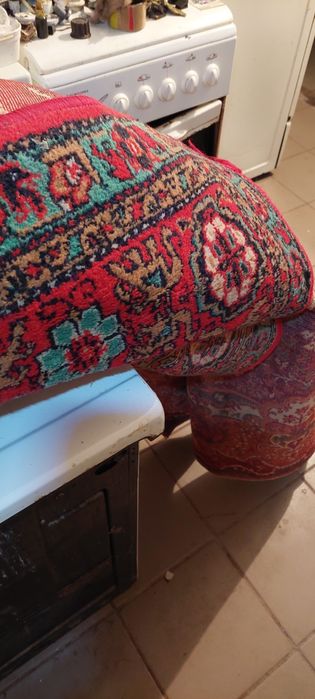 Килими гарні висіли на стене