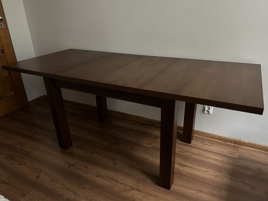 Stół rozkładany z krzesłami