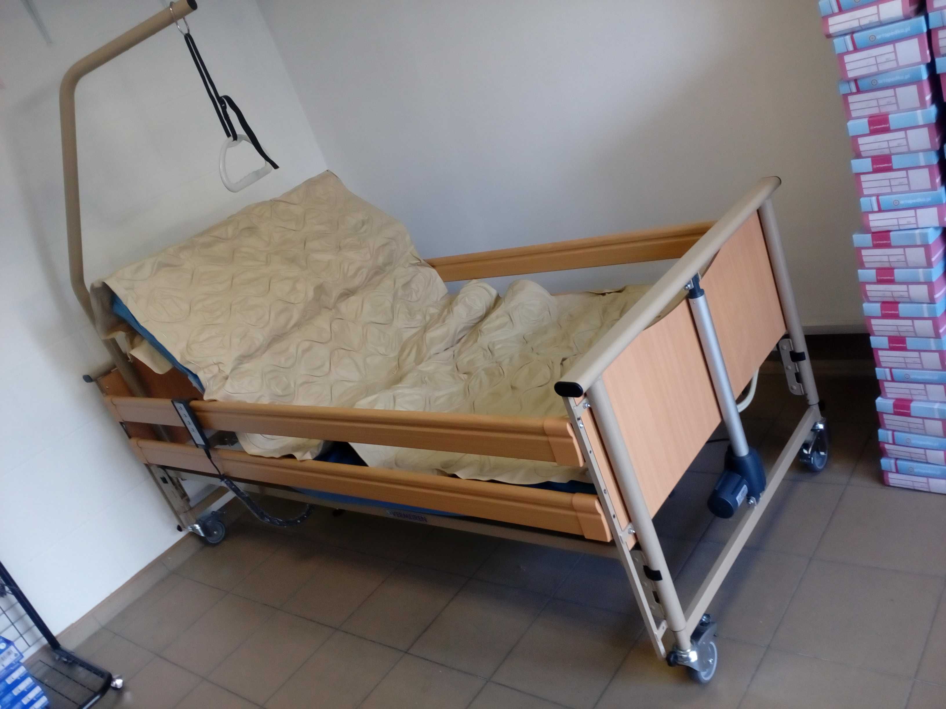Nowe łóżko rehabilitacyjne dla z barierkami i pilotem Vermeiren.