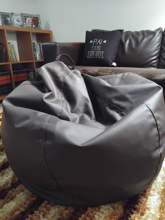 Puf castanho, em pele sintética.