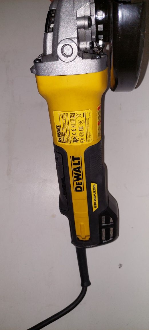 Продам болгарку, в роботі практично не була.DeWALT DWE4369