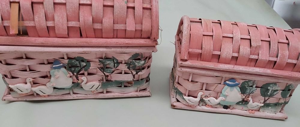 Caixas de arrumação em verga pintadas e forradas