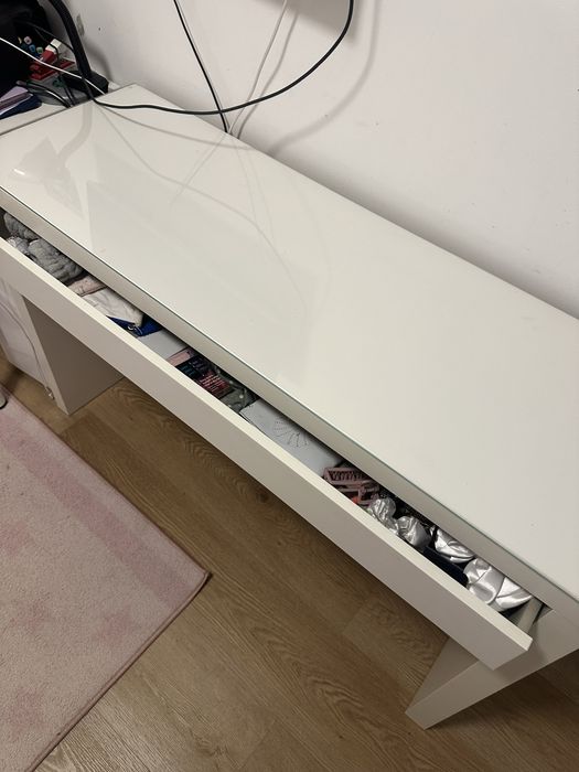 Toucador Malm branco com tampo em vidro
