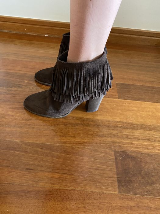 Botas em camurca com franjas
