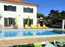 Apartamento em moradia com piscina e jardim privativo