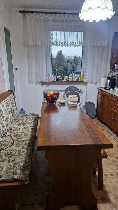 Stół dębowy plus ławka oraz taborety.