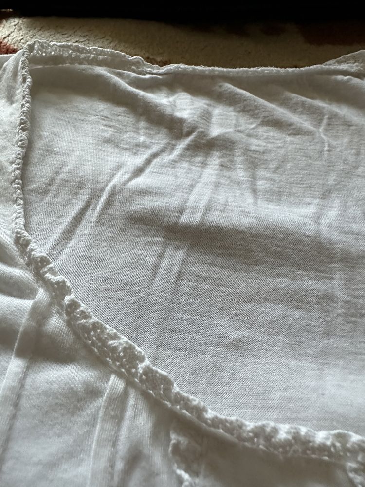 Bluzka biala z dekoltem i malymi falbankami L/XL