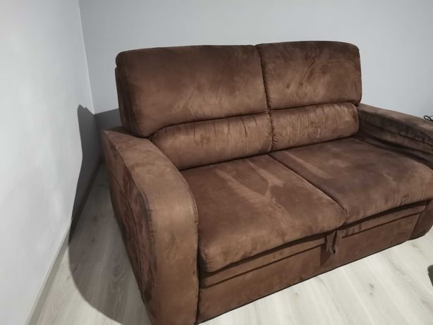 Sofa fotel rozkładany z funkcją do spania posiada pojemnik na koc itp.