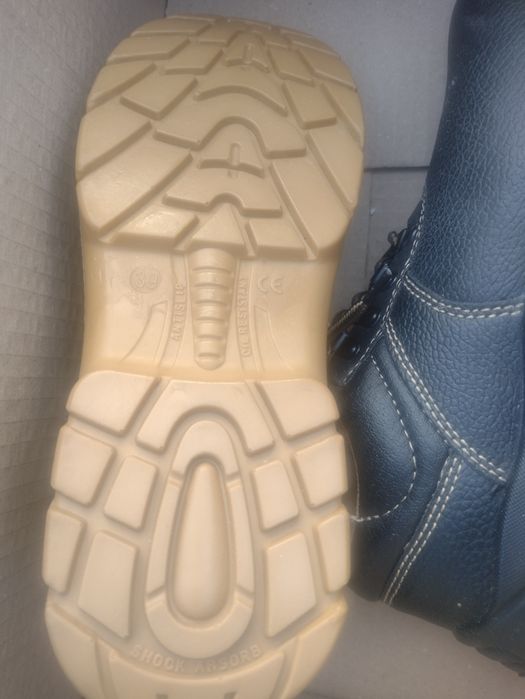 Рабочие ботинки с железным носком