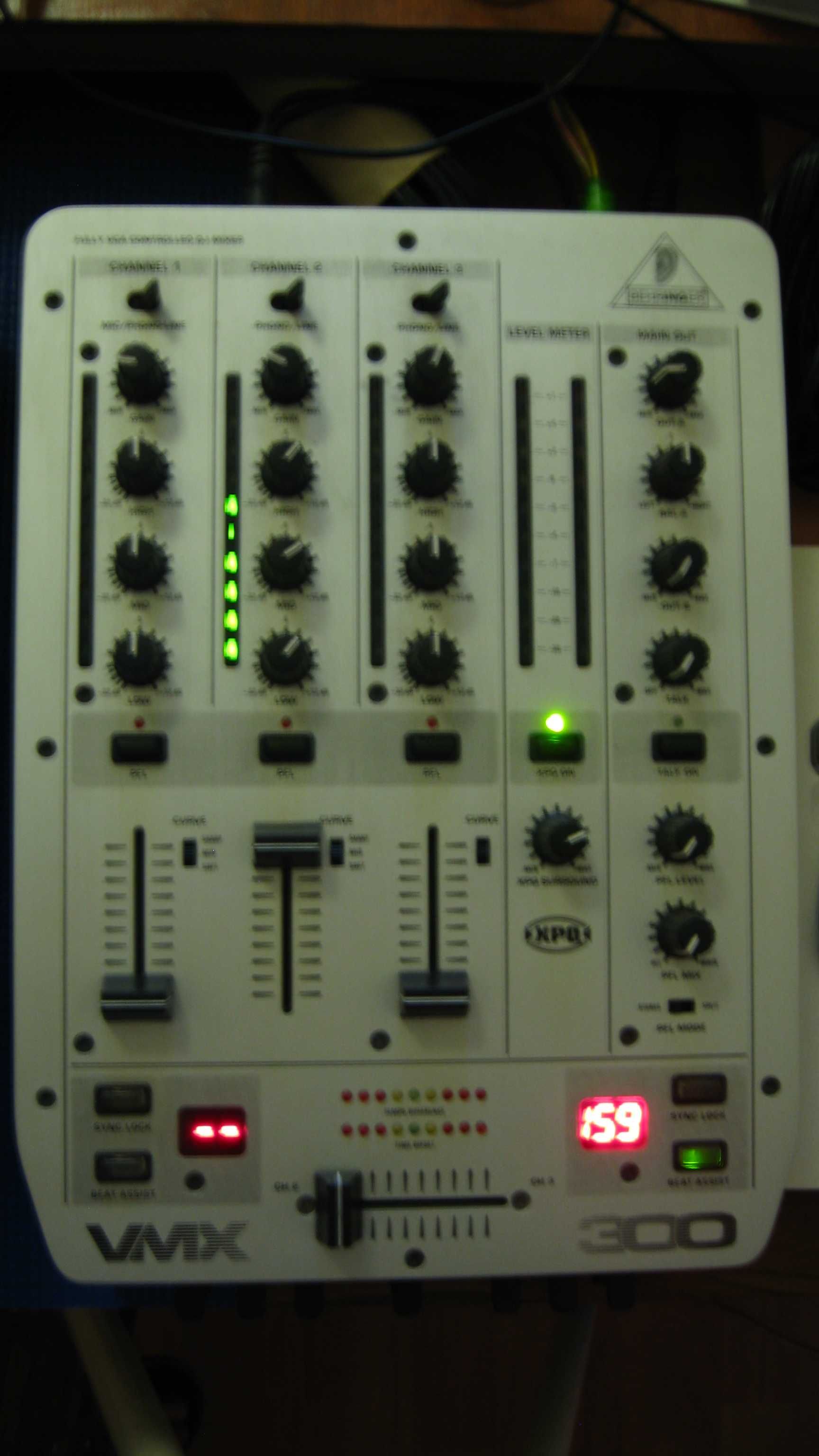 Mesa de Mistura Behringer VMX 300