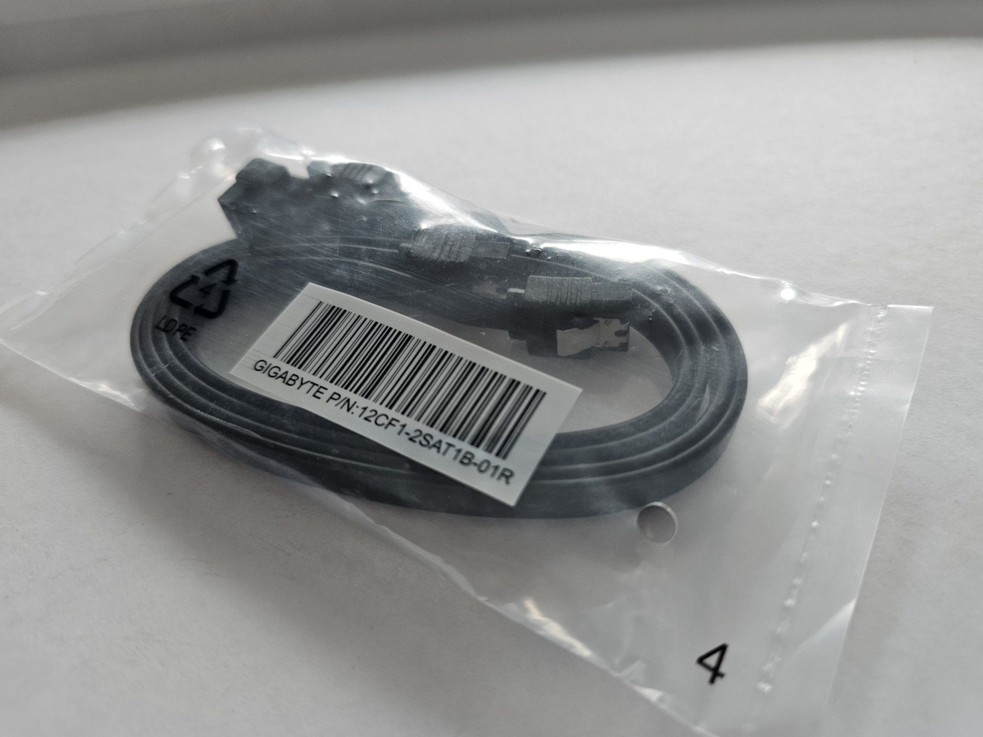 2x Kabel SATA Gigabyte 12CF1-2SAT1B-01R kątowy + prosty