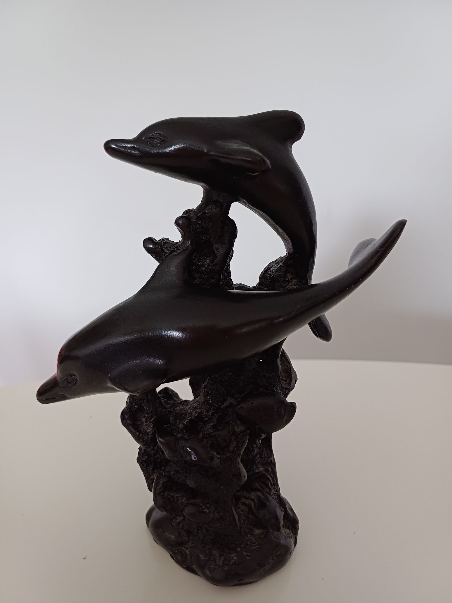 Figurka z delfinami