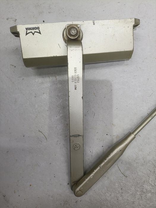 Domykacz drzwi Dorma