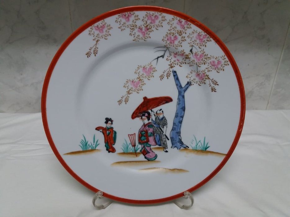 Prato decorativo em porcelana pintado à mão com figuras asiáticas