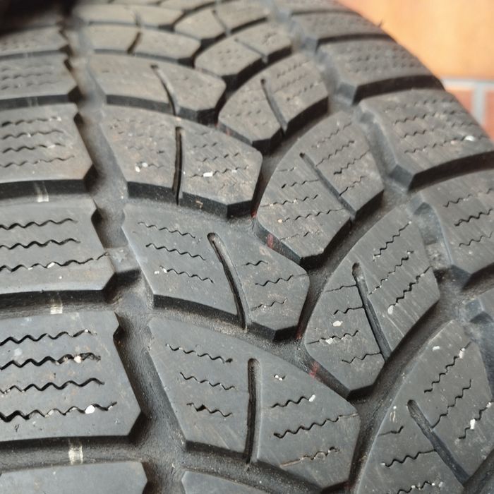 Na sprzedaż 2 felgi z oponami zimowymi 175/65R14 Kia Picanto