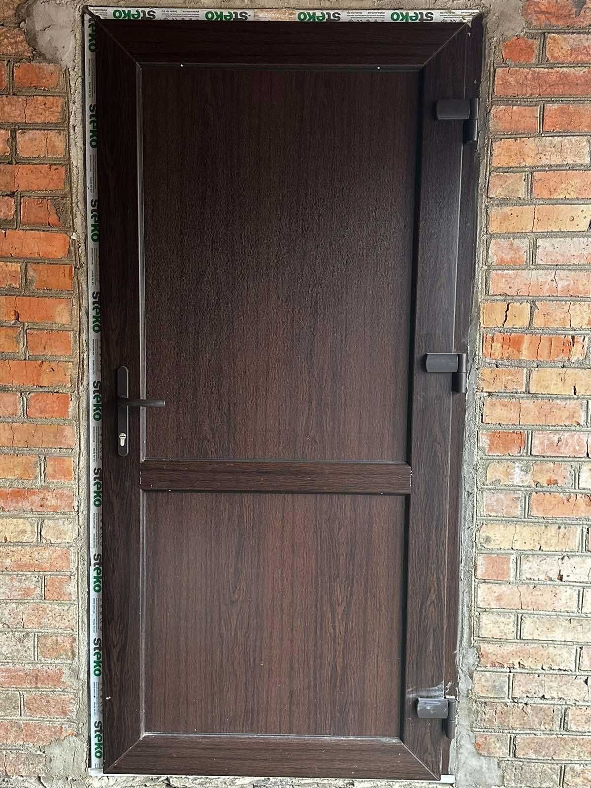 Двері Нові коричневі металопластикові, Темний дуб, Вхідні двери горіх