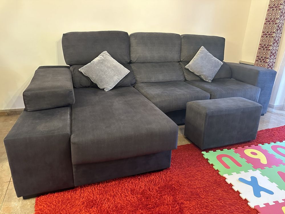 Sofá cinza 3 lugares com chaise longue e puff amovivel