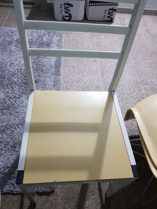 Cadeiras  e caixas de arrumos