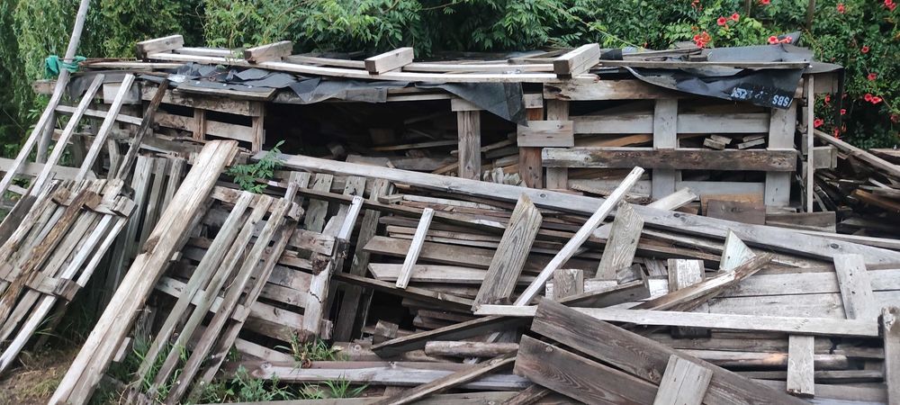 Deski i drewno ścinki po budowie