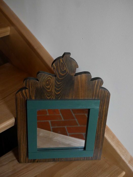 Ręcznie wykonana rama z lustrem.