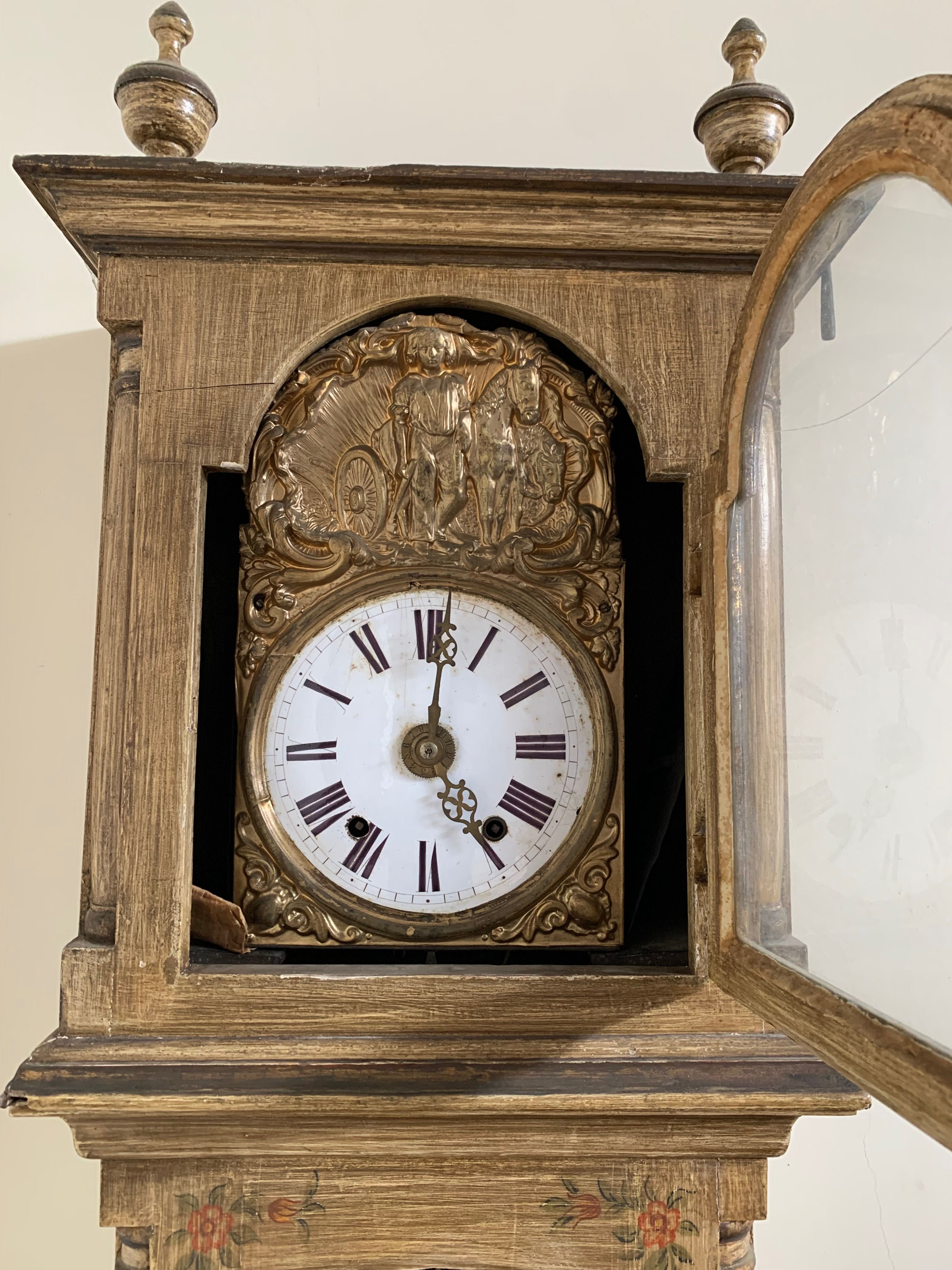 Relógio antigo de caixa alta