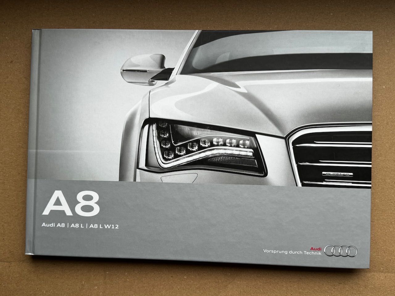 2011 / Audi A8, A8 L, A8 L W12 (D4) / Twarda oprawa / DE / prospekt