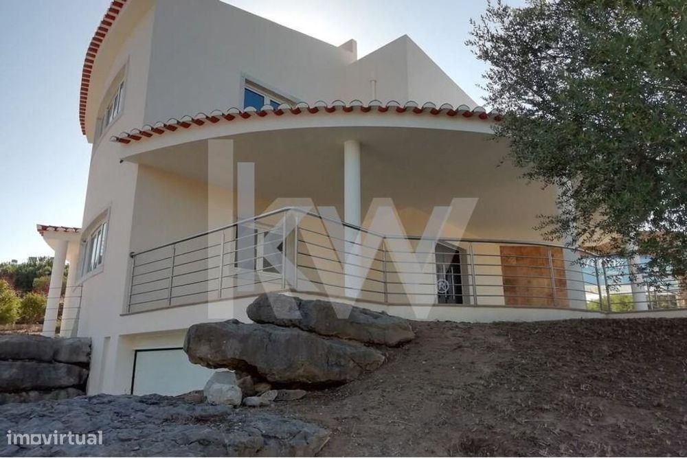 Moradia T4 isolada com piscina privativa e jardim - Belas Clube Campo