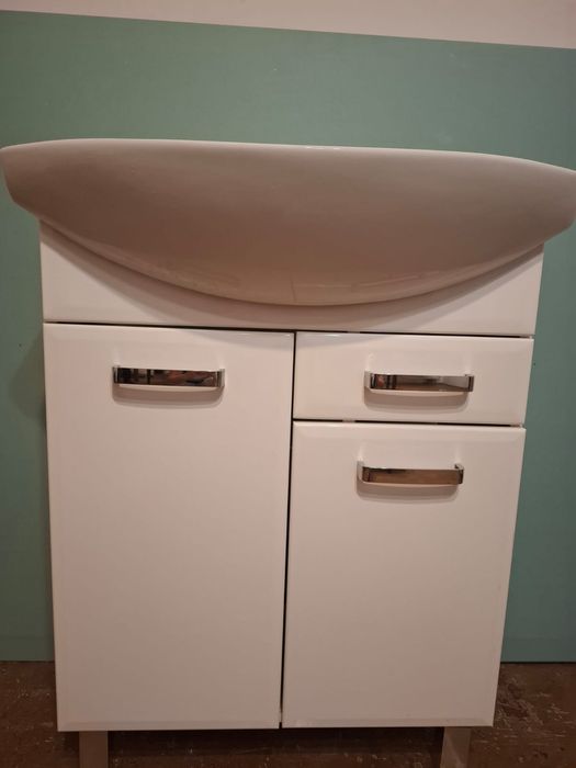 Szafka z umywalką 66cm