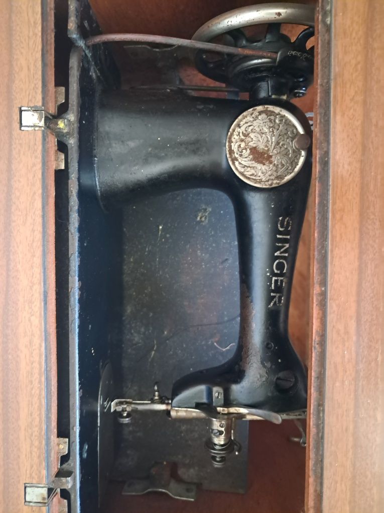 Móvel com Máquina Costura Singer antiga