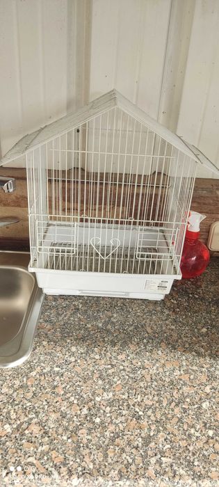 Gaiolas pequenas brancas